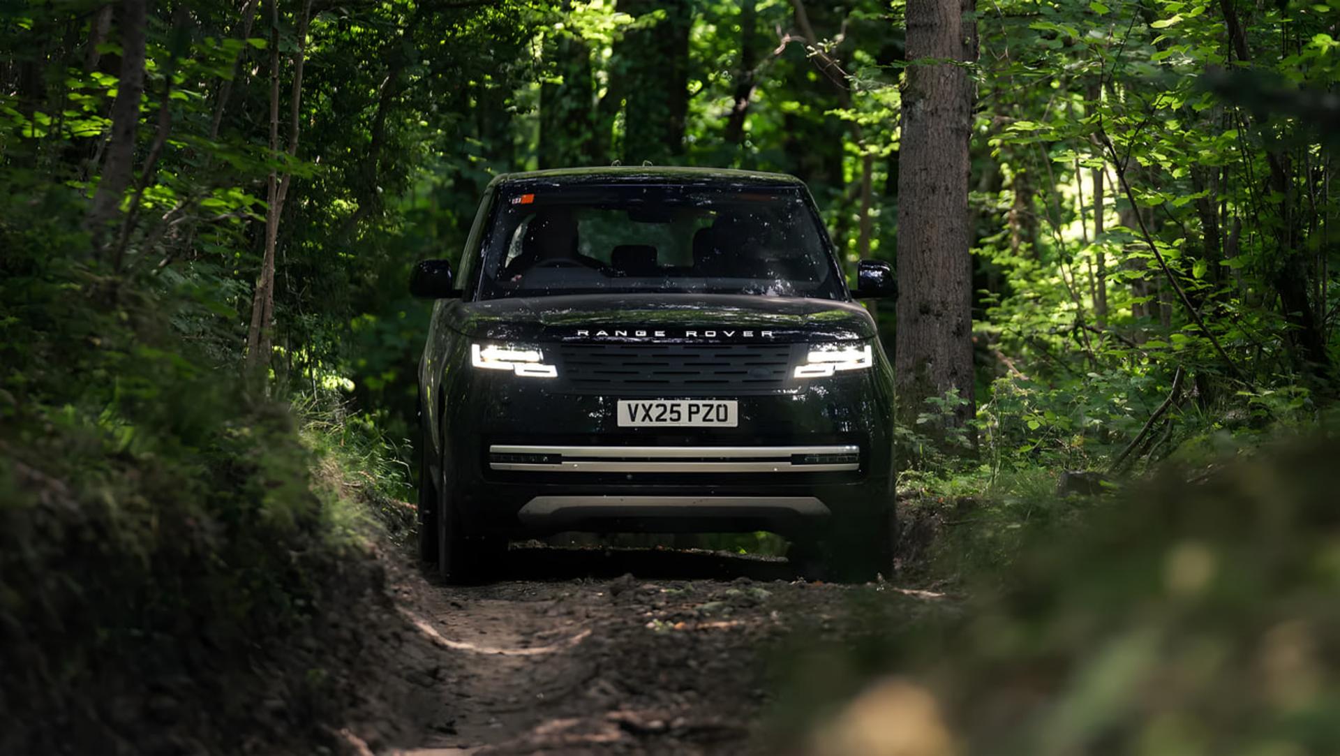 خودرو رنج‌روور (Range Rover) الکتریکی در حال حرکت در مسیر جنگلی