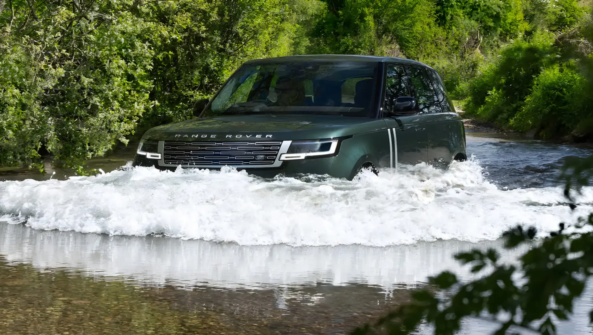 خودرو رنج‌روور (Range Rover) الکتریکی در حال عبور از میان آب رودخانه