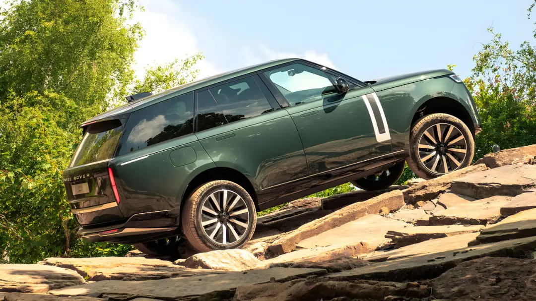 شاسی‌بلند رنجرور الکتریک (Range Rover Electric) در حال حرکت روی صخره‌های ناهموار