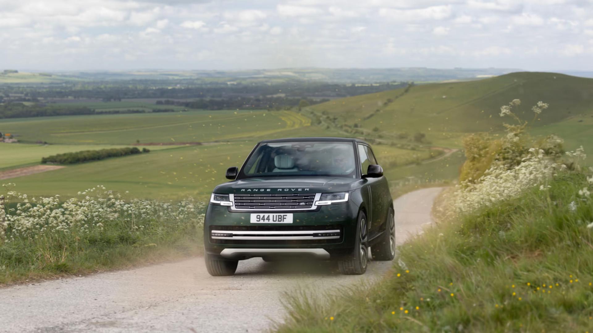 خودرو رنج‌روور (Range Rover) الکتریکی در حال حرکت در جاده خاکی