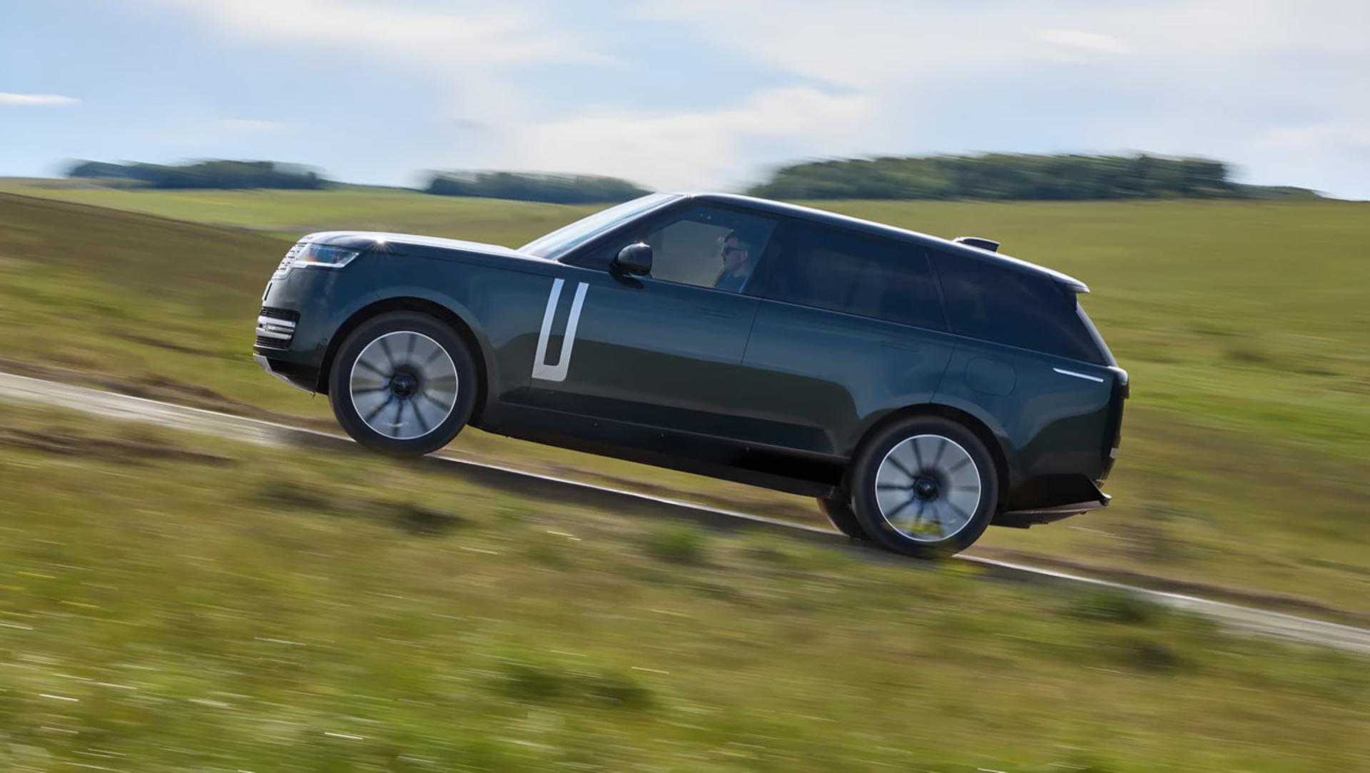 رنج‌روور (Range Rover) الکتریکی در حال حرکت روی یک مسیر خاکی در طبیعت