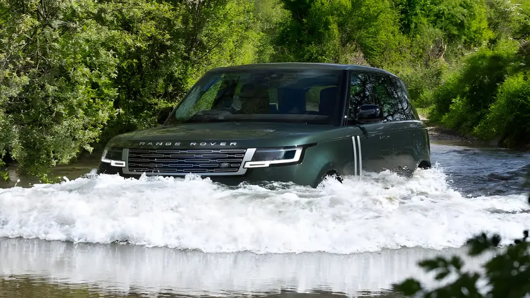 رنجرور برقی (Range Rover Electric) در حال عبور از رودخانه در مسیر آفرود