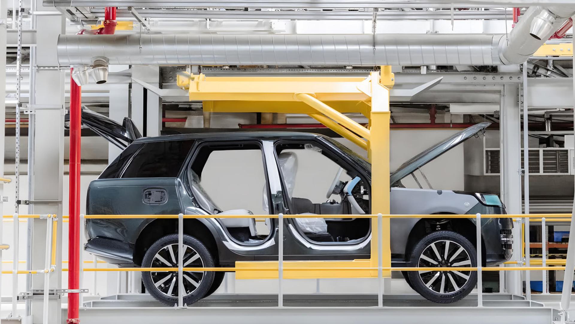 خودروی رنج‌روور (Range Rover) الکتریکی در خط مونتاژ کارخانه
