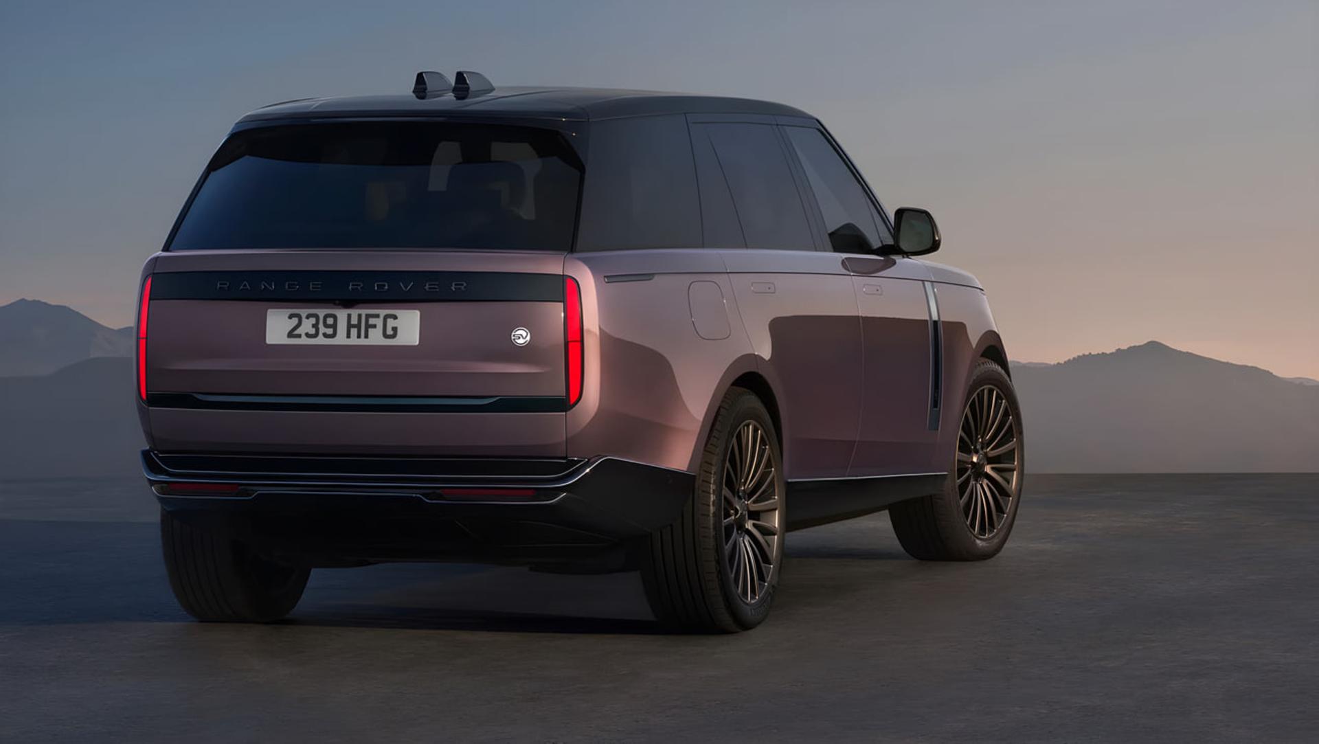 خودروی رنج‌روور (Range Rover) الکتریکی در فضای باز و کوهستانی