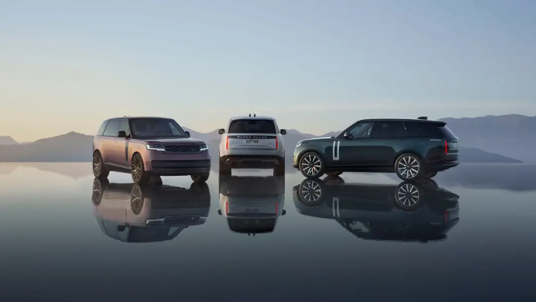 خودروهای رنج‌روور (Range Rover) برقی در یک فضای باز و بازتابنده