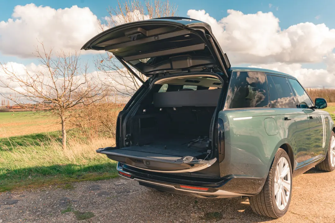 صندوق عقب باز شده‌ی شاسی‌بلند رنجرور (Range Rover) در فضای باز