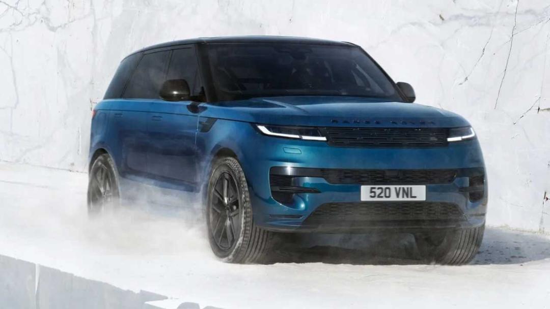 خودروی رنجرور اسپرت (Range Rover Sport) برقی در حال حرکت در مسیر برفی