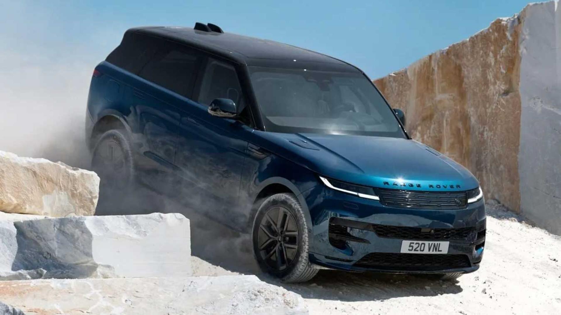 خودرو رنجرور اسپرت (Range Rover Sport) برقی در حال حرکت در مسیر خاکی