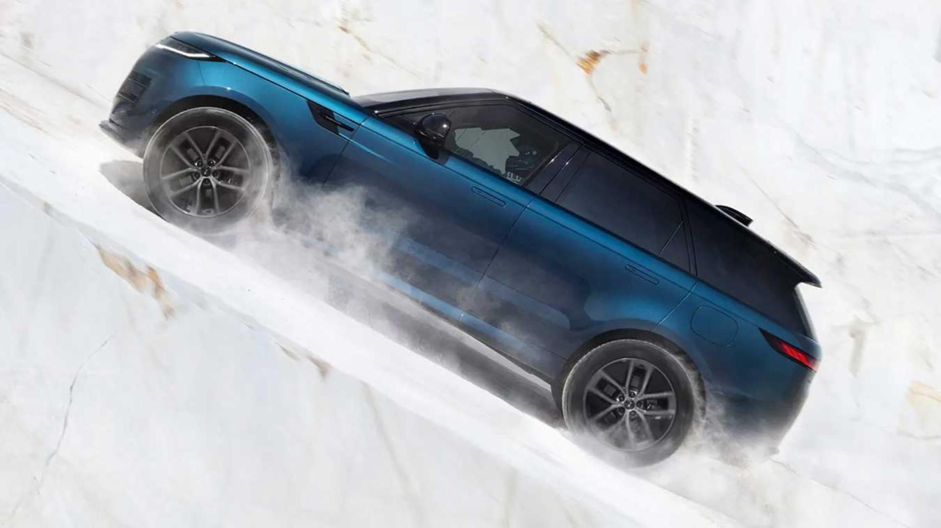 خودرو رنجرور اسپرت (Range Rover Sport) در حال حرکت روی سطح پوشیده از برف