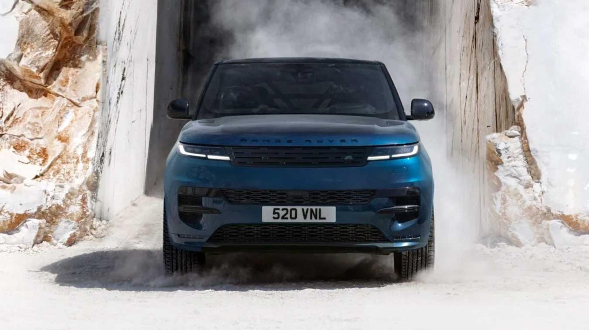 خودرو رنجرور اسپرت (Range Rover Sport) برقی در مسیر کوهستانی