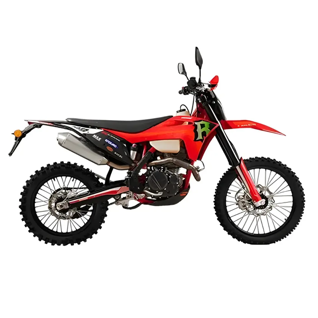موتورسیکلت آفرود (Off-road) قرمز رنگ با چرخ‌های آج‌دار مخصوص مسیرهای خاکی