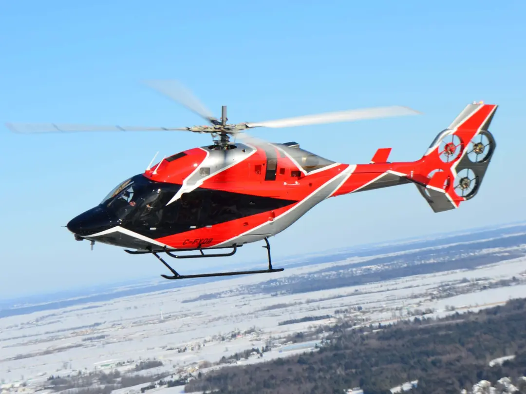 بالگرد (Helicopter) قرمز و مشکی در حال پرواز بر فراز منظره برفی