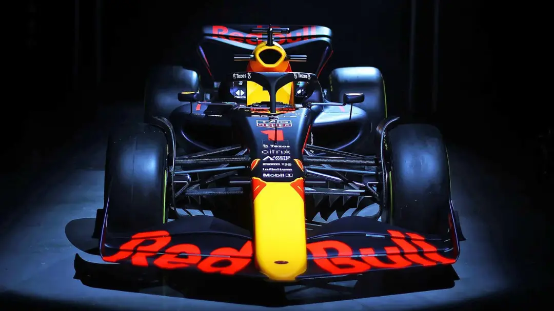 خودروی مسابقه‌ای تیم ردبول (Red Bull) با رنگ‌بندی مشکی و زرد