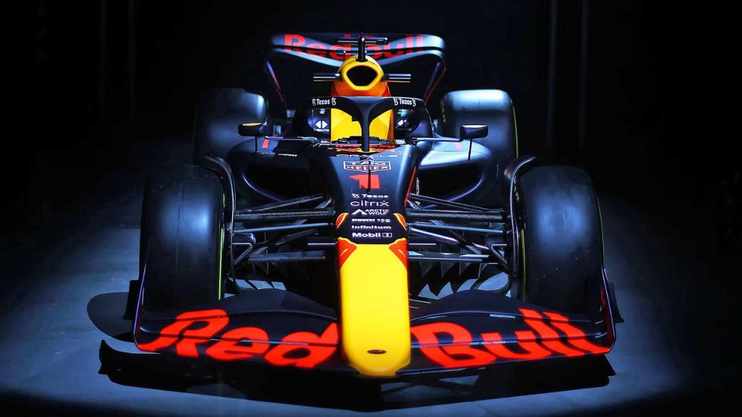 خودروی مسابقه‌ای تیم ردبول (Red Bull) با رنگ‌بندی مشکی و زرد