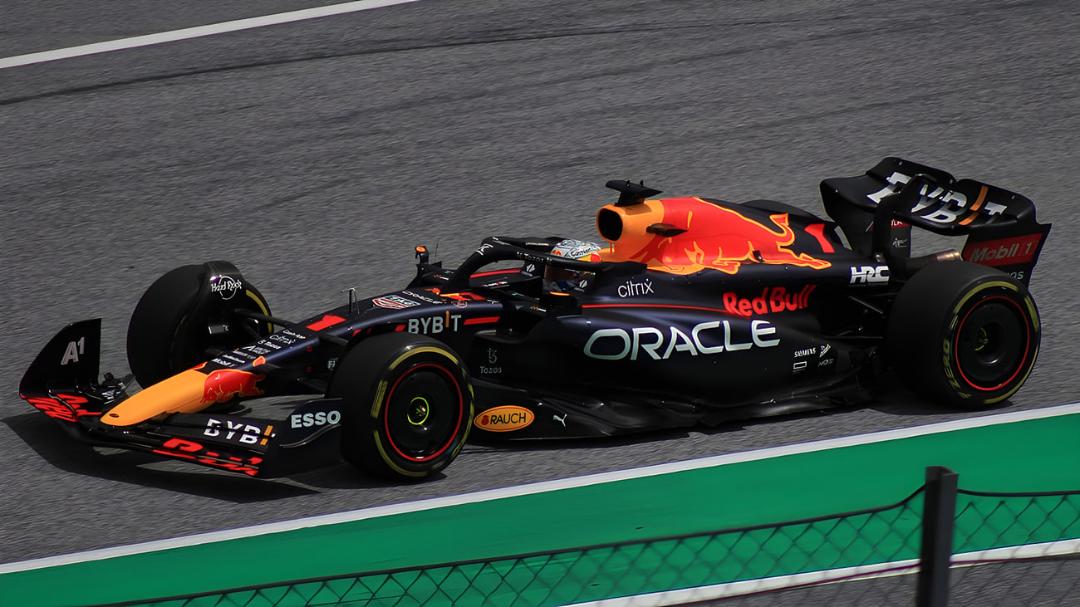 خودروی مسابقه‌ای ردبول (Red Bull Racing) در حال حرکت در پیست فرمول یک