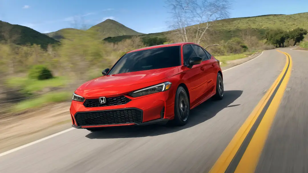 خودروی هوندا سیلیک (Honda Civic) قرمز در حال حرکت در جاده کوهستانی