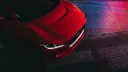خودروی برقی جگوار I-PACE (Jaguar I-PACE) قرمز رنگ در فضای شب