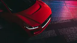 خودروی برقی جگوار I-PACE (Jaguar I-PACE) قرمز رنگ در فضای شب