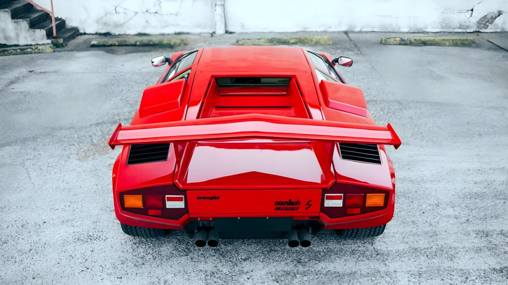 خودروی قرمز لامبورگینی (Lamborghini) مدل کونتاش ۵۰۰۰ در فضای باز