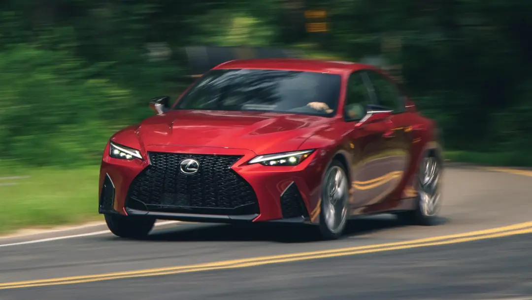 لکسوس IS 500 (Lexus IS 500) قرمز در حال حرکت در جاده