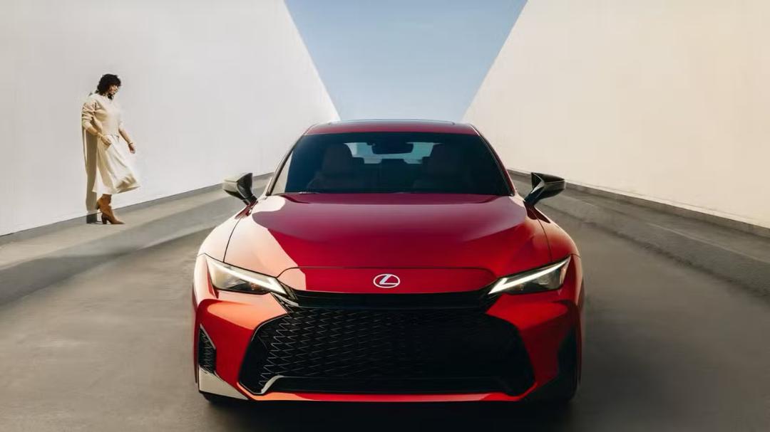 سدان قرمز رنگ لکسوس (Lexus) در فضای مدرن و مینیمال