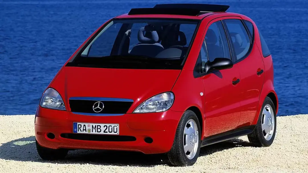 خودروی قرمز رنگ مرسدس‌بنز کلاس A (Mercedes-Benz A-Class) نسل W168 در فضای باز