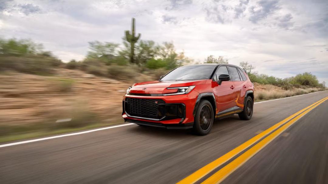 یک خودروی شاسی‌بلند قرمز رنگRAV4