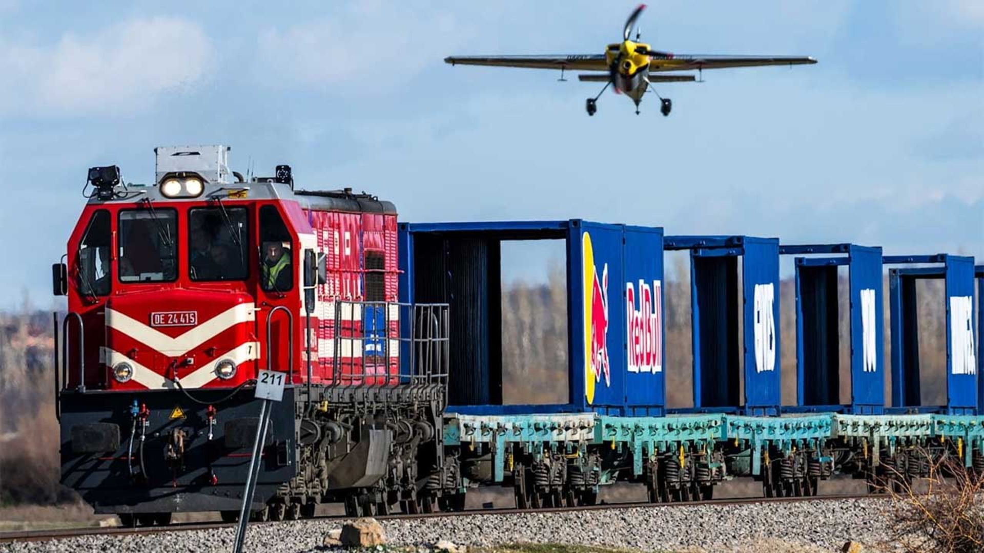 فرود هواپیما روی قطار