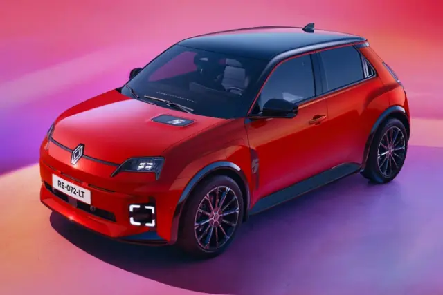 خودرو برقی رنو ۵ (Renault 5) قرمز رنگ با طراحی مدرن و بدنه هاچ‌بک
