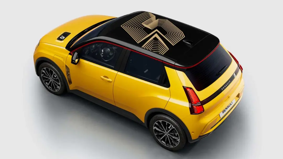 خودرو برقی رنو ۵ (Renault 5) با رنگ زرد و سقف مشکی