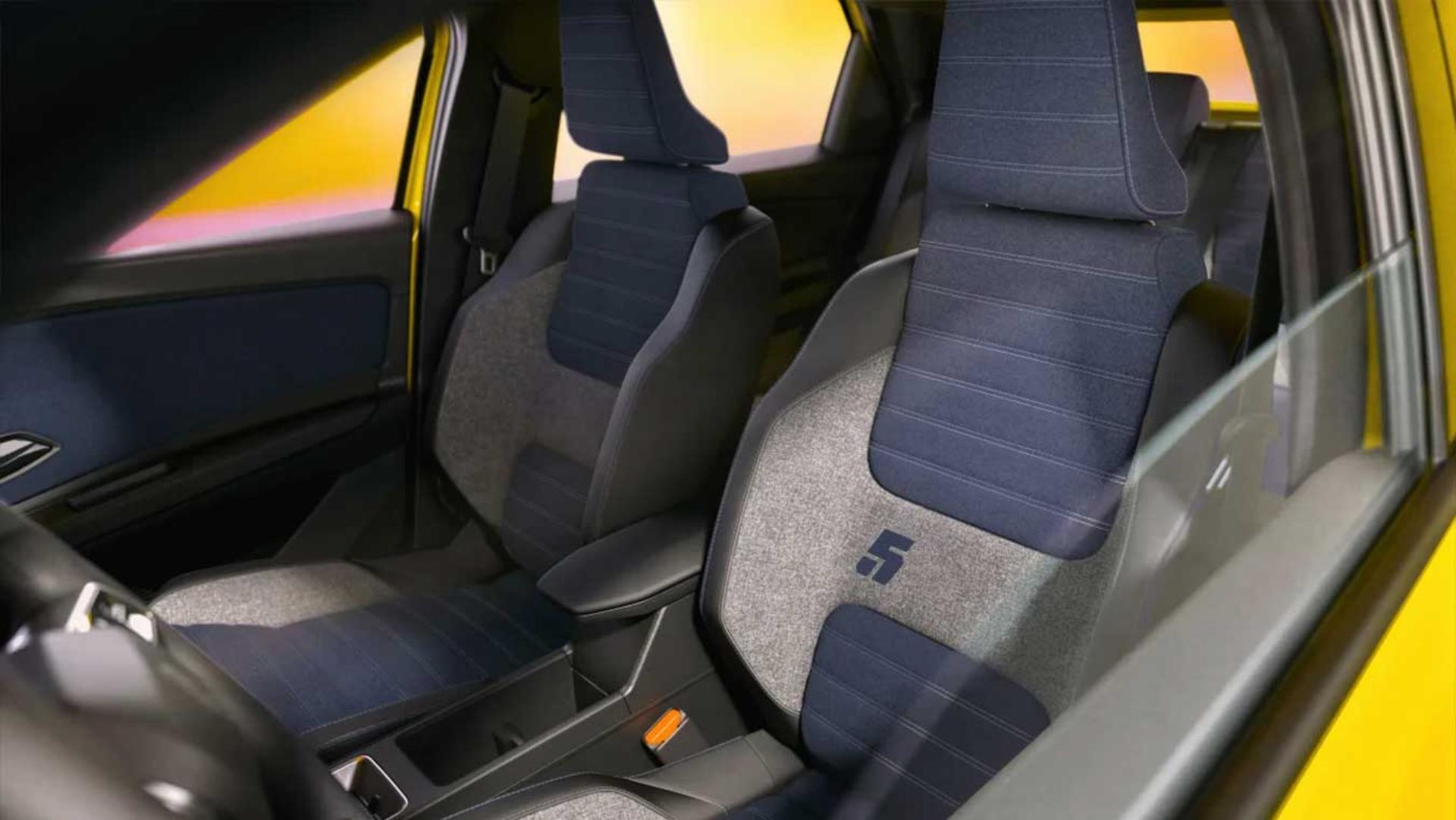 صندلی‌های دو رنگ با طرح خطی در کابین خودروی رنو ۵ (Renault 5)