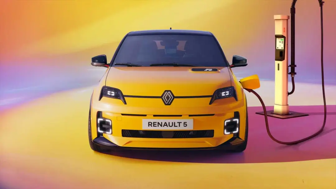 خودرو برقی رنو ۵ (Renault 5) مدل ۲۰۲۷ متصل به ایستگاه شارژ