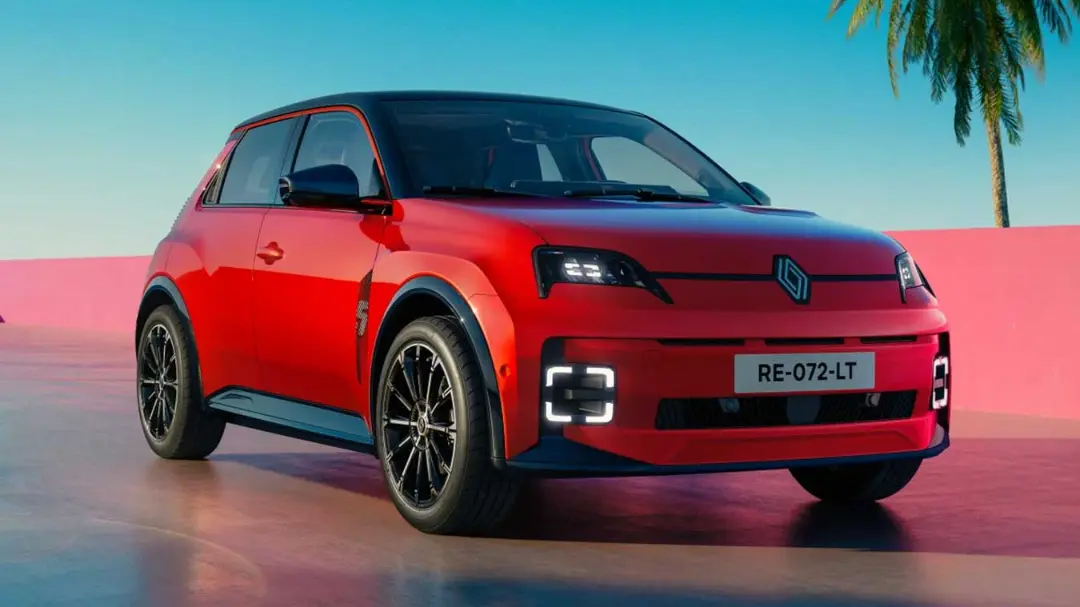 خودروی رنو ۵ (Renault 5) برقی با بدنه قرمز و طراحی مدرن