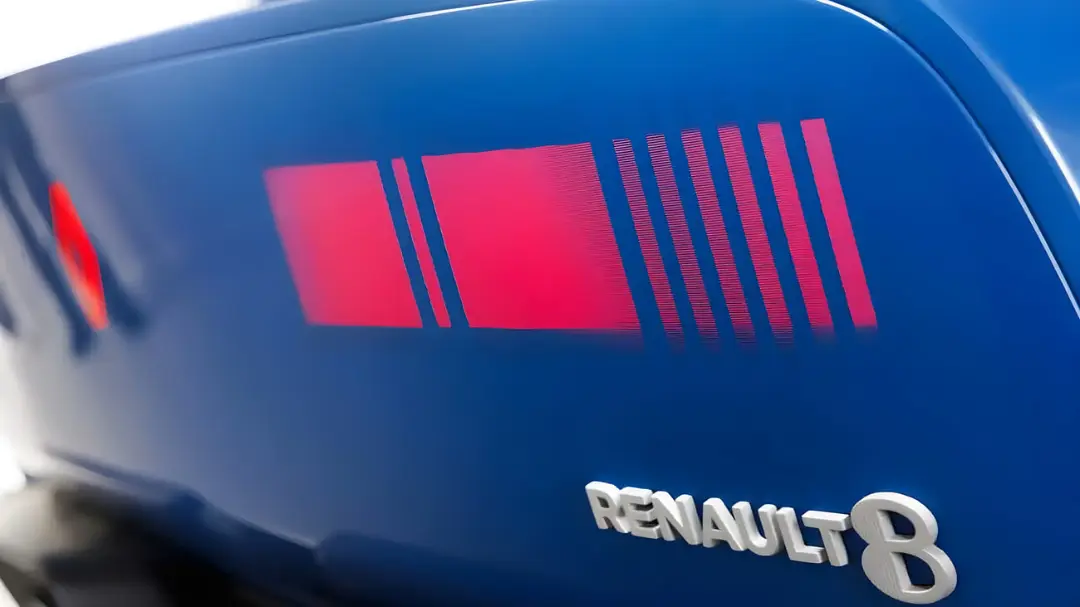 چراغ قرمز و لوگوی رنو 8 گوردینی (Renault 8 Gordini) روی بدنه آبی خودرو
