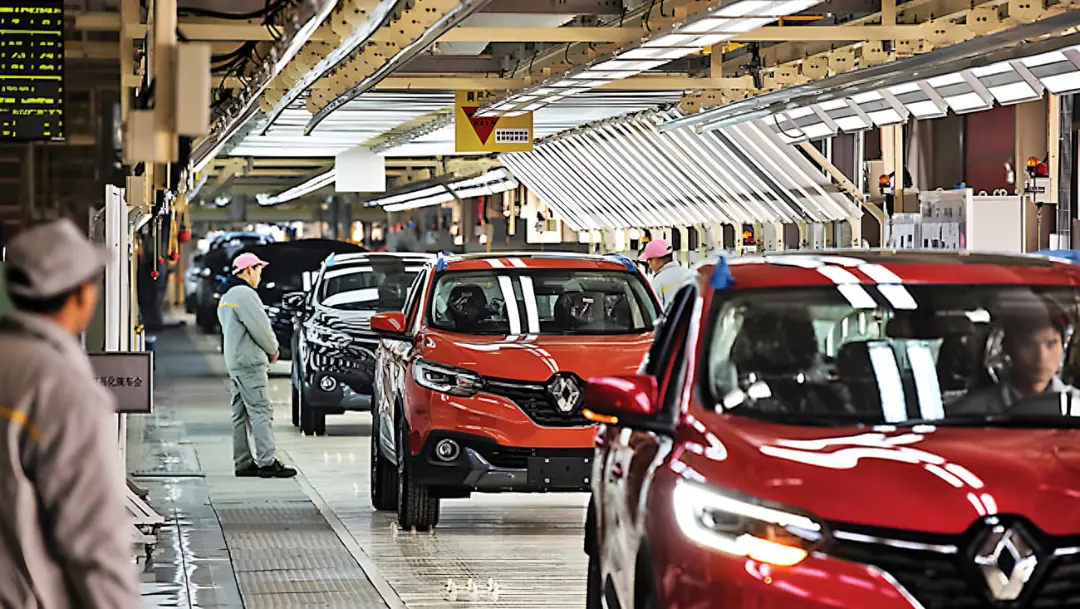 خودروهای رنو (Renault) در خط مونتاژ کارخانه در حال تولید هستند  خودروسازی