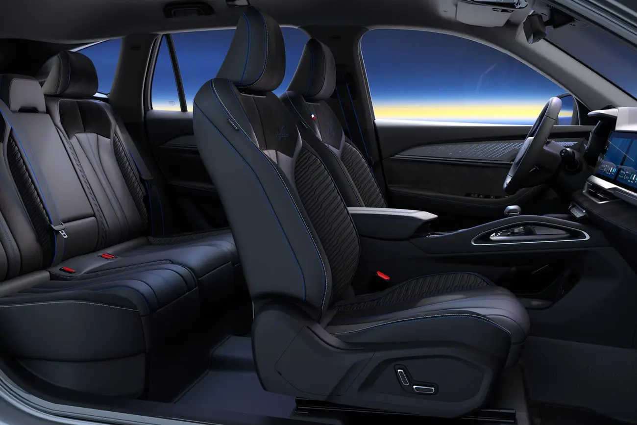 صندلی‌های چرمی مشکی با دوخت آبی در کابین رنو گرند کولئوس (Renault Grand Koleos)