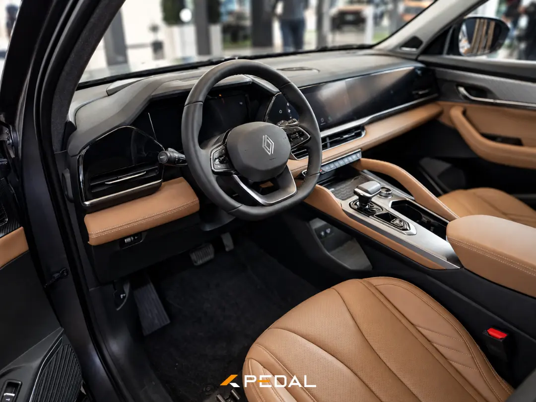 کابین خودروی رنو گرند کولئوس (Renault Grand Koleos) با صندلی‌های چرمی قهوه‌ای