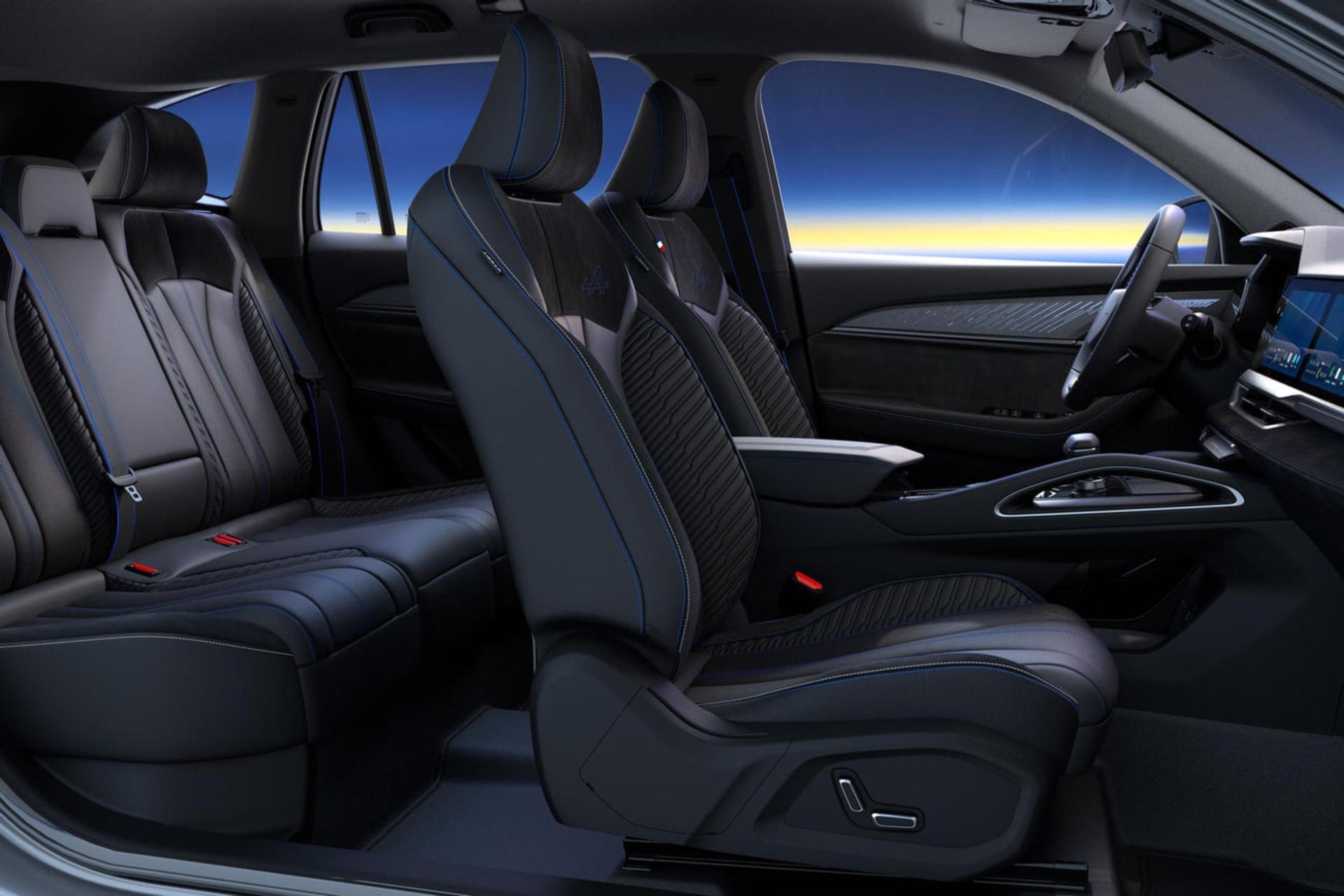 صندلیهای چرمی مشکی با دوخت آبی در کابین رنو گرند کولئوس (Renault Grand Koleos)