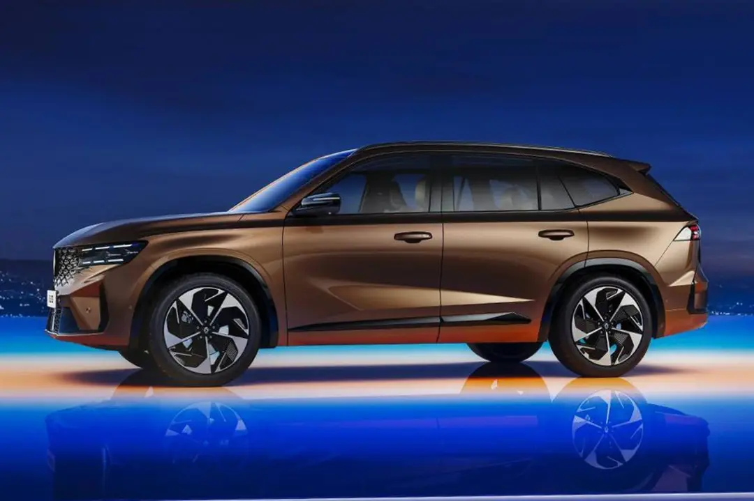 خودرو رنو گرند کولئوس (Renault Grand Koleos) با رنگ قهوه‌ای متالیک در نمای جانبی