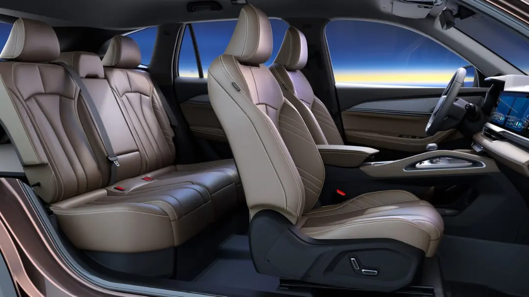 صندلی‌های چرمی قهوه‌ای رنگ کابین خودروی رنو گرند کولئوس (Renault Grand Koleos)