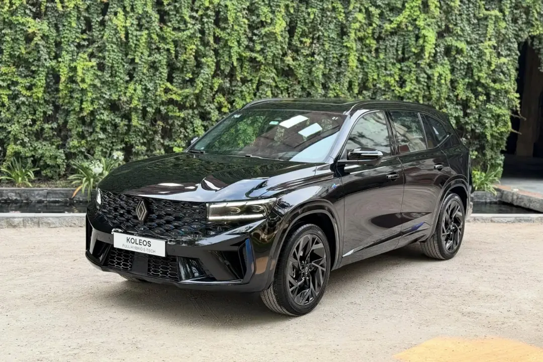 خودرو رنو گرند کولئوس (Renault Grand Koleos) مشکی رنگ در فضای باز