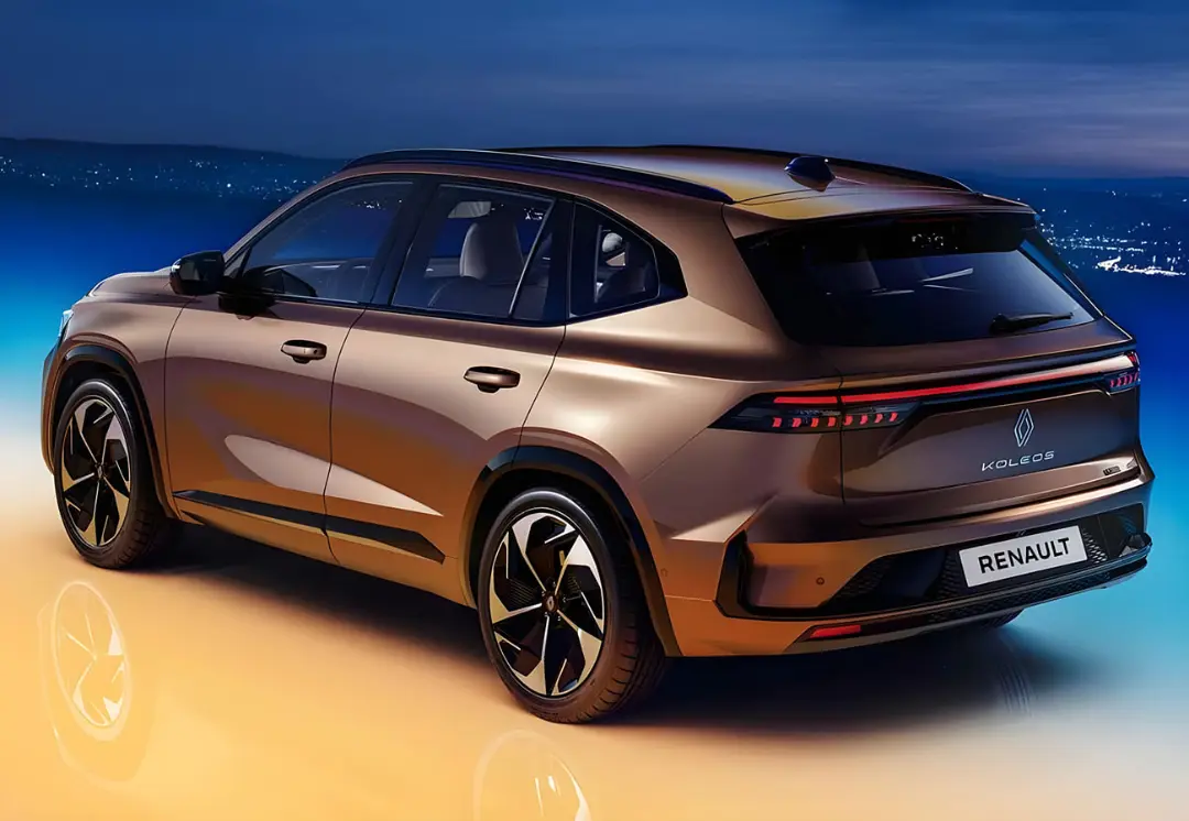 خودرو رنو گرند کولئوس (Renault Grand Koleos) با رنگ قهوه‌ای متالیک در نمای عقب و جانبی