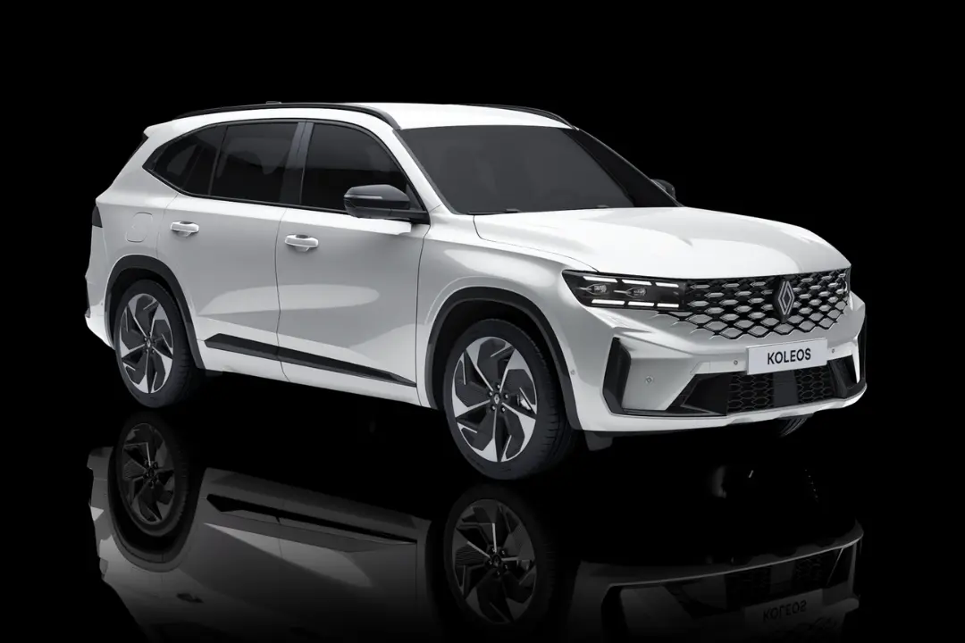 خودروی سفید رنو گرند کولئوس (Renault Grand Koleos) در نمای سه چهارم