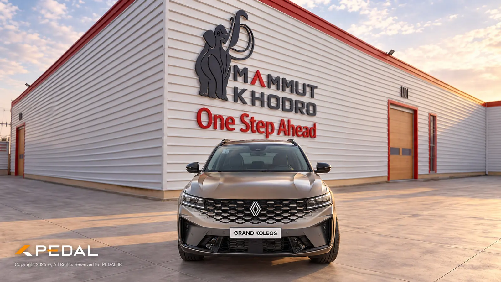 خودرو شاسی‌بلند رنو گرند کولئوس (Renault Grand Koleos) مقابل ساختمان ماموت خودرو