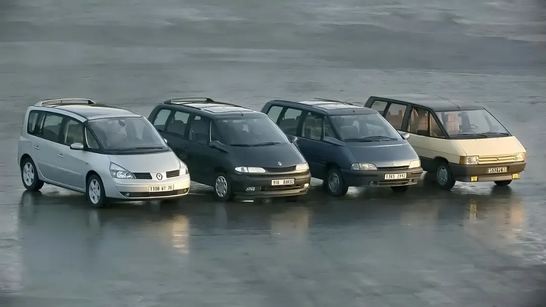 چهار مدل مختلف مینی‌ون رنو (Renault) در یک ردیف کنار هم