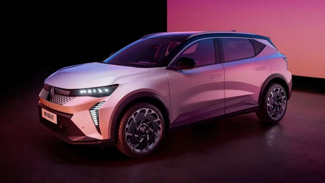 خودرو رنو سنیک (Renault Scenic) مدل ۲۰۲۷ با طراحی مدرن و بدنه نقره‌ای