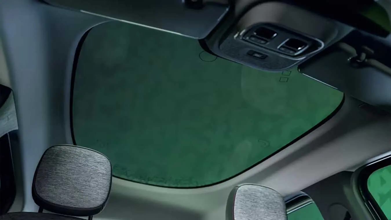 سقف شیشه‌ای تخم‌مرغی (Egg-shaped glass roof) در کابین خودروی رنو توئینگو