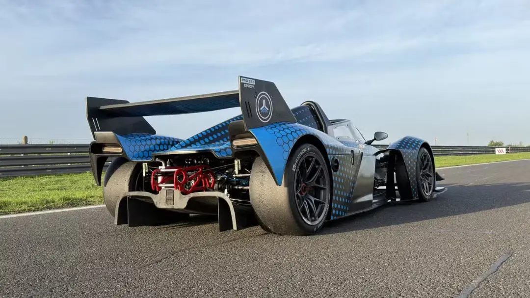 خودروی رولوشن هایپراسپرت (Revolution HyperSport) با بدنه فیبرکربنی آبی و طرح لانه زنبوری روی پیست مسابقه