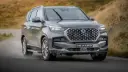 خودرو شاسی‌بلند رکستون (Rexton) ۲۰۲۶ در حال حرکت در جاده