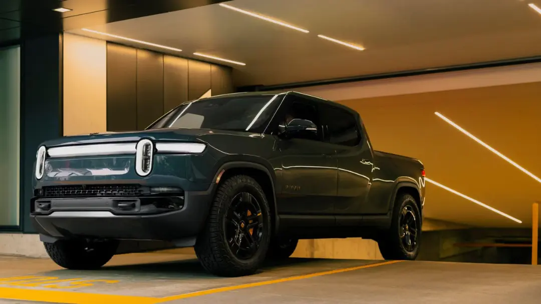 وانت برقی ریویان (Rivian) در فضای پارکینگ ایستاده است